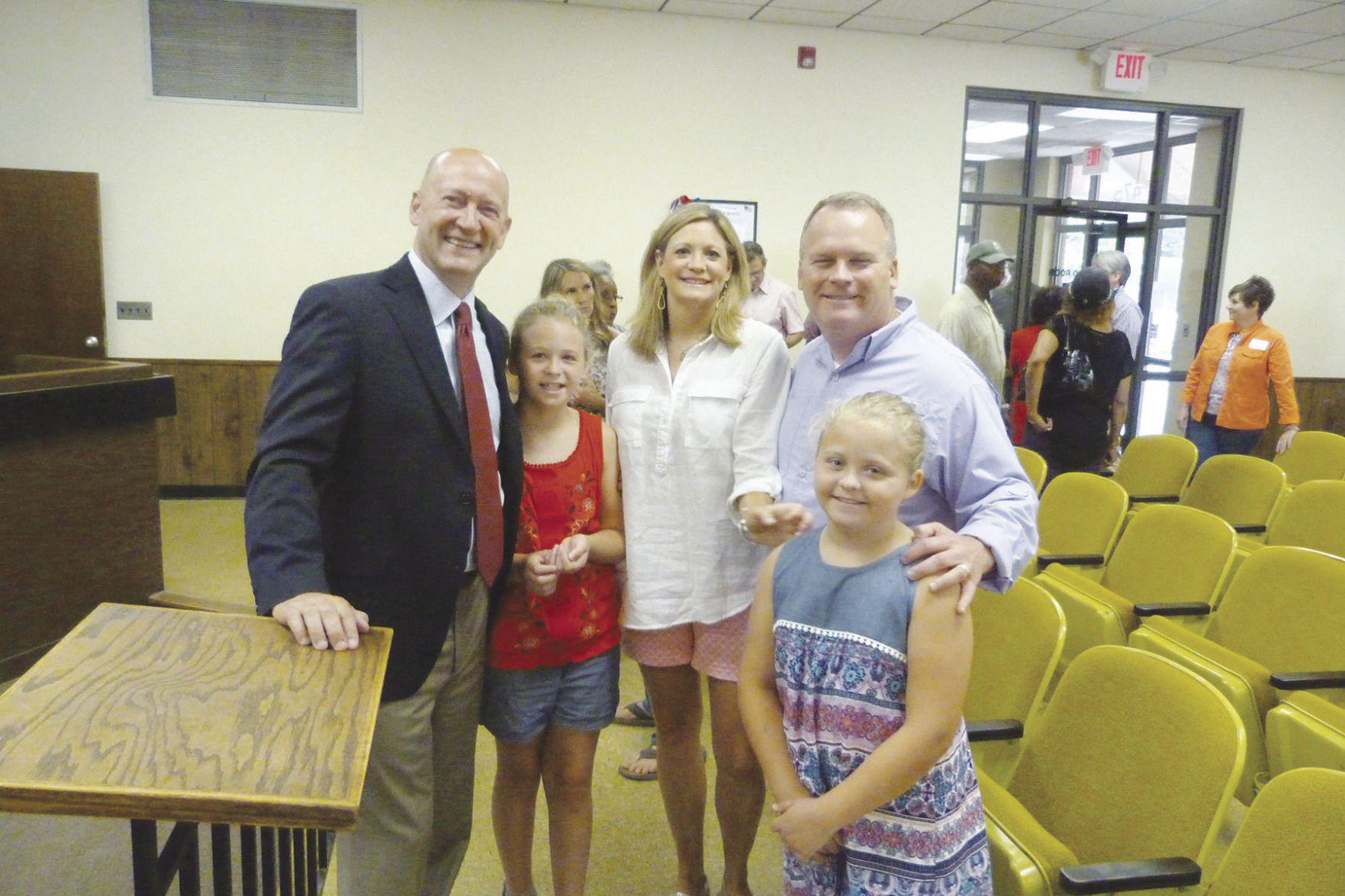 Well-wishers honor outgoing mayor